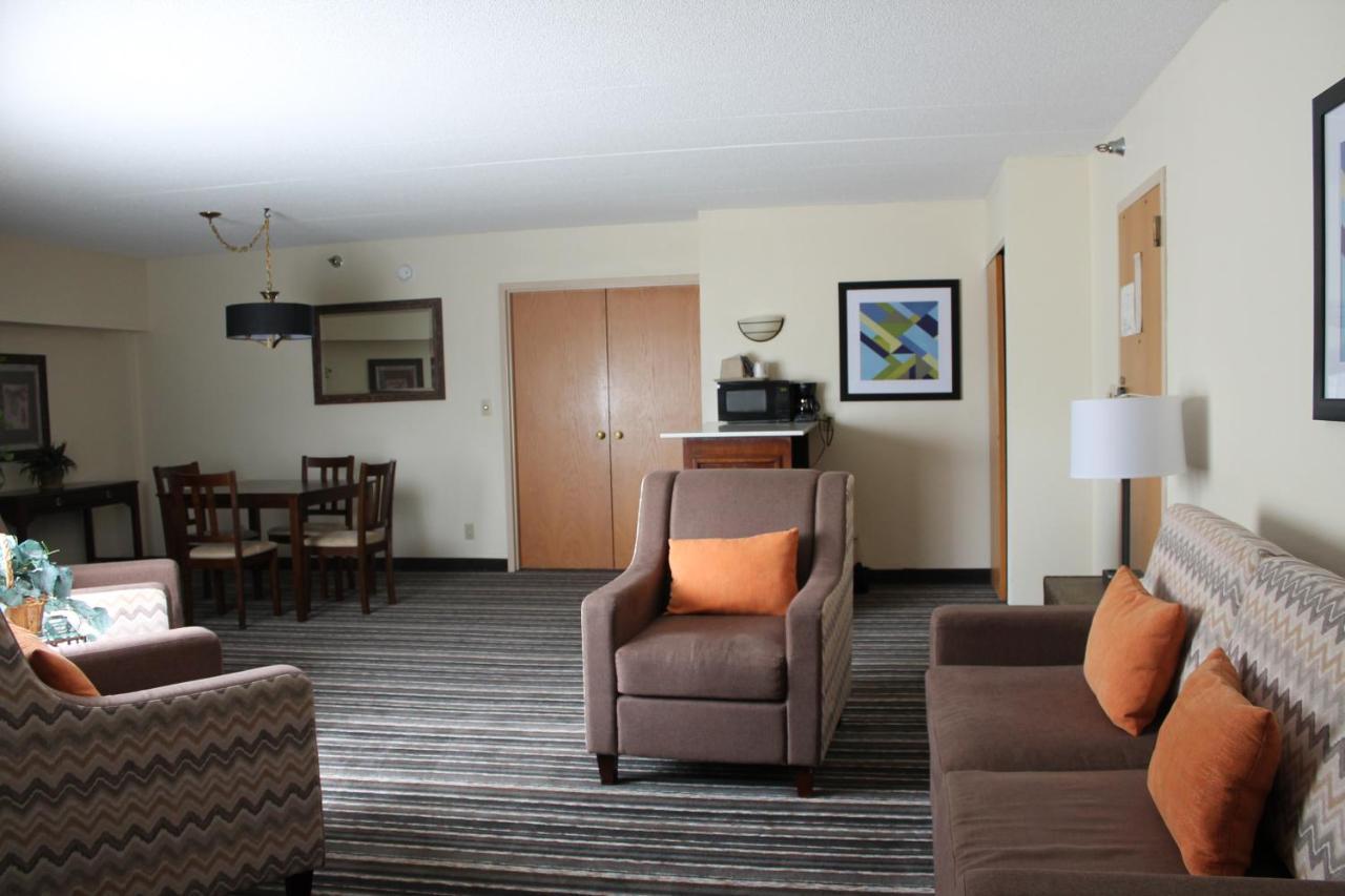 Crossroads Hotel And Huron Event Center Eksteriør billede